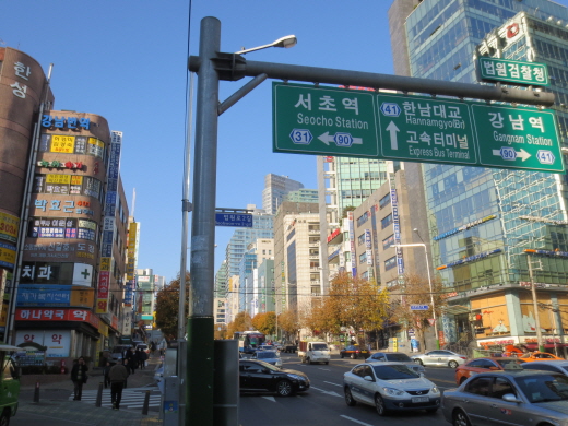 韩国首尔瑞草区母婴专卖店Dr.Mama的街道外观