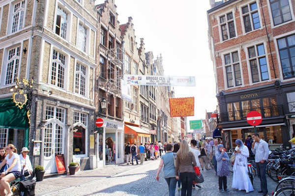 靠近市集广场的购物街-布鲁日最热闹的一条街-比利时-蒙斯 靠近市集广场的购物街-布鲁日最热闹的一条街-比利时-蒙斯