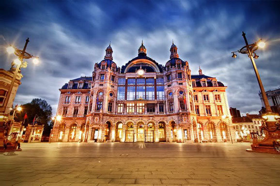 夜晚的安特卫普大教堂是城市最迷人的所在-比利时-列日 夜晚的安特卫普大教堂是城市最迷人的所在-比利时-列日