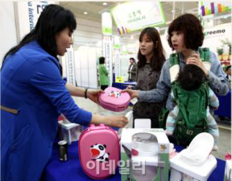 Ulttong-e儿童坐便器在商场宣传