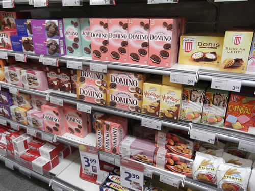 Domino巧克力夹心饼干霜淇淋口味-Tokmanni芬兰坦佩雷 Domino巧克力夹心饼干霜淇淋口味