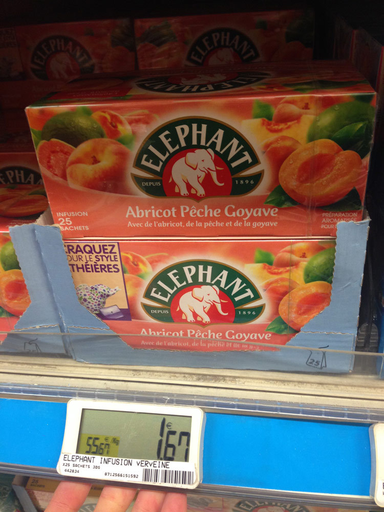 slephant水果茶杏仁味货架-AUCHAN法国滨海拉塞纳 slephant水果茶杏仁味货架