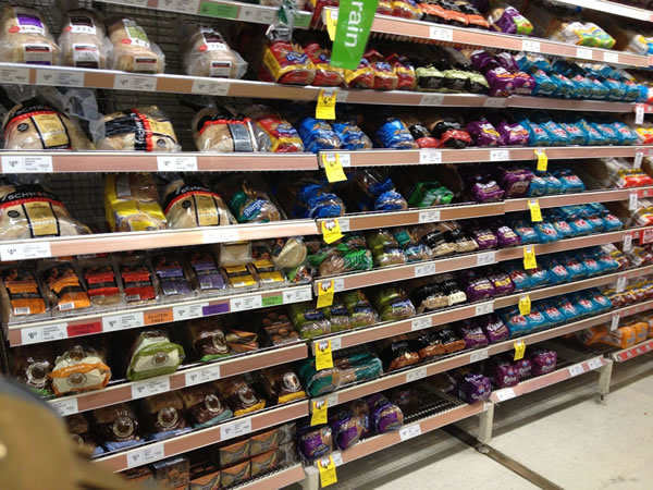 希腊超市里各种各样的小吃