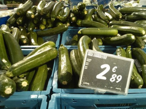 希腊超市里的蔬菜长得既像黄瓜又像西葫芦