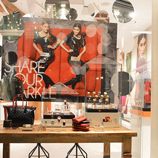 塞萨洛尼基Folli Follie Store饰品货架-希腊塞萨洛尼基穆扎尼亚 塞萨洛尼基Folli Follie Store饰品货架