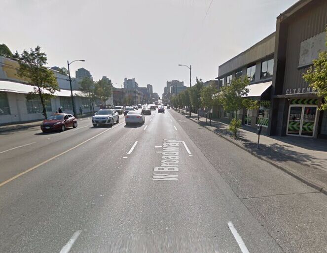 Joti's No Frills门店前街道