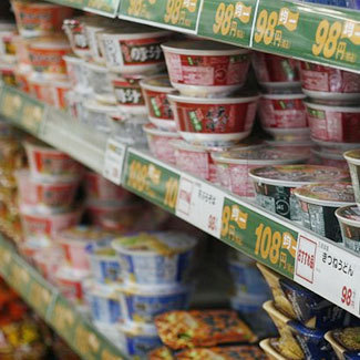 日本泉屋百货食品货架