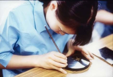 日本长野的木曾漆器特点在于多层涂漆、不同色漆画图,漆器具有灿烂光泽-日本-京都府 日本长野的木曾漆器特点在于多层涂漆、不同色漆画图,漆器具有灿烂光泽-日本-京都府