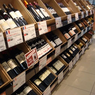 日本长崎屋酒类货架