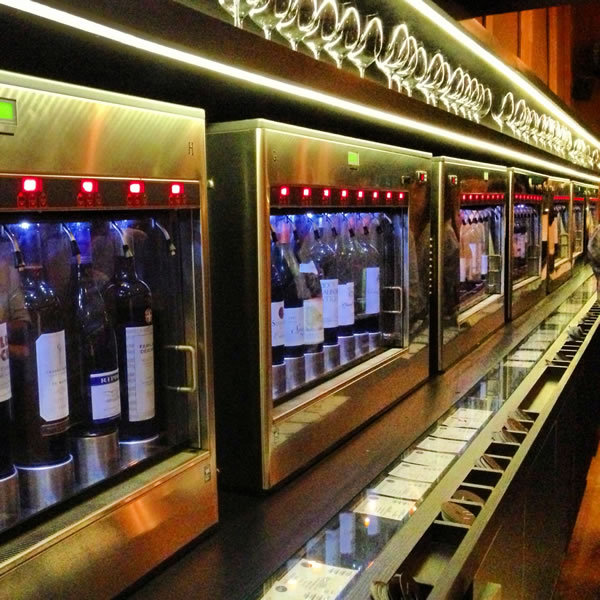 超市里的酒类货架-保鲜保质