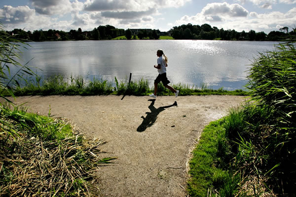 健康的慢生活-跑步锻炼的丹麦人-丹麦-埃斯比约