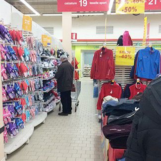 帕多瓦Auchan服装货架