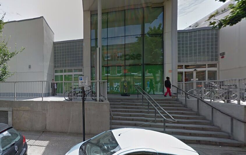 Waitrose门店正门-英国伦敦布卢姆斯伯里亨特街 Waitrose门店正门