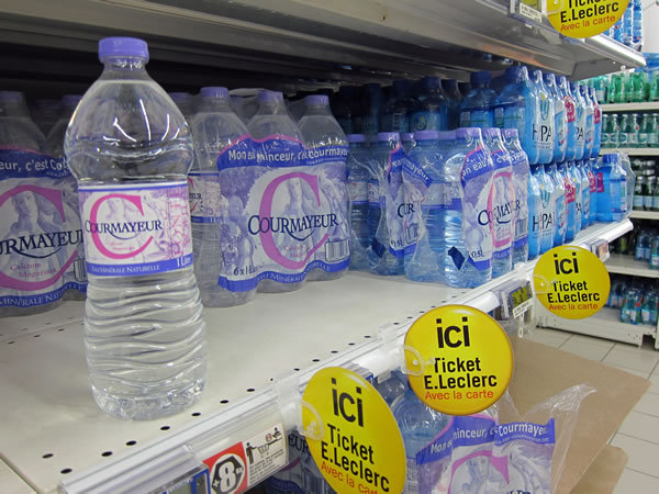 E.Leclerc超市货架上的矿泉水Courmayeur