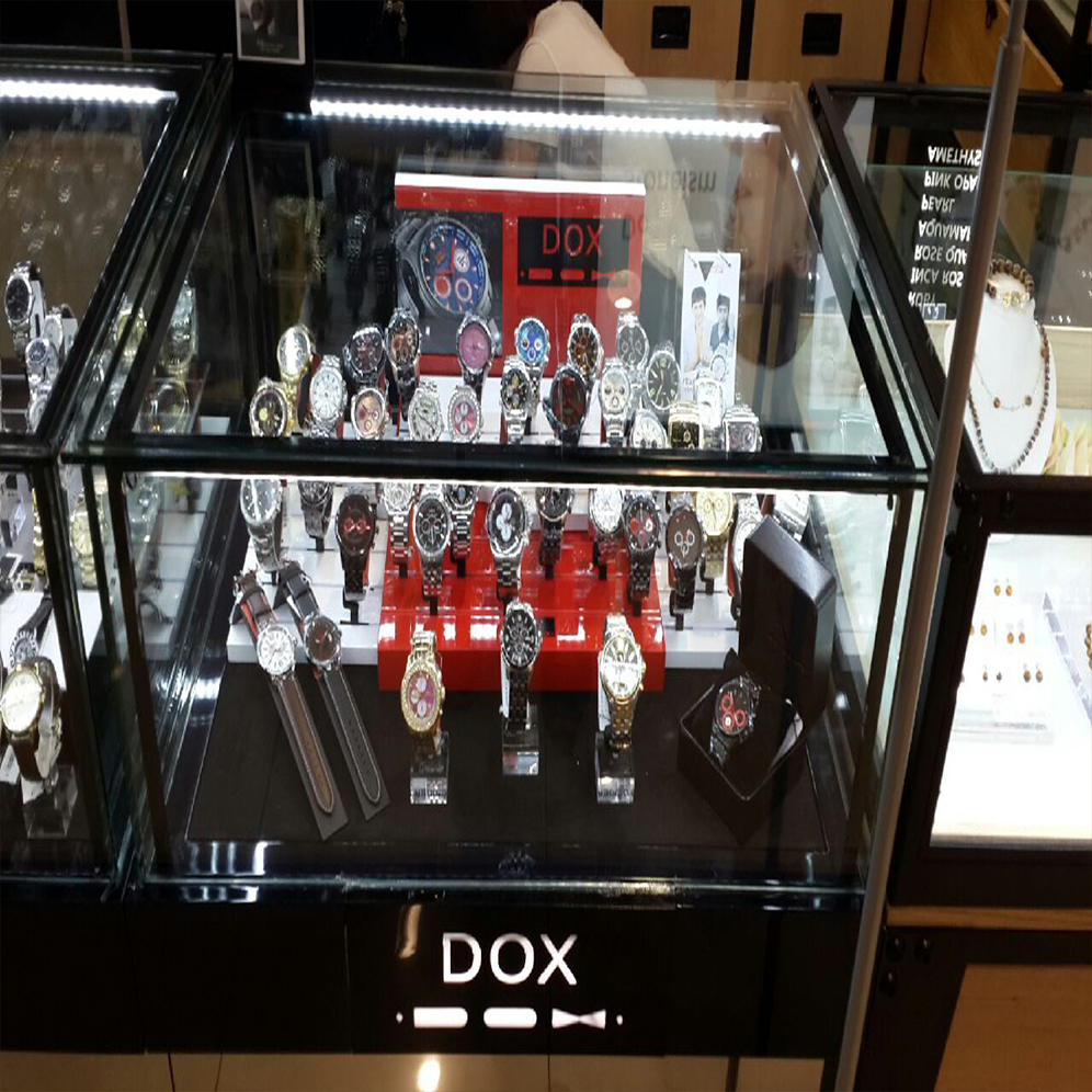 韩国DOX手表陈列在柜台式样新颖品质优良