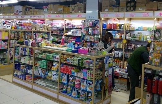 Laurenhills华城市旗舰店柜台展示