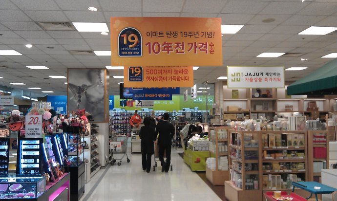 LICHEN釜山市旗舰店柜台展示