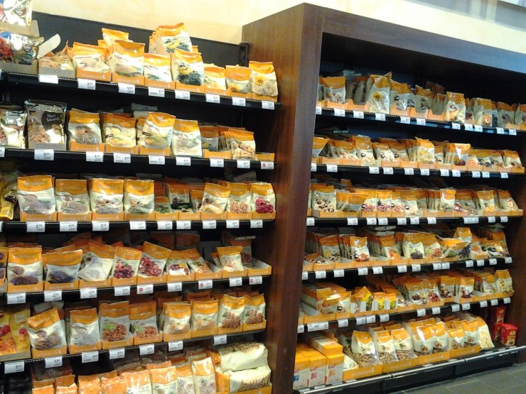 雷根斯堡Edeka Brumbauer食品货架