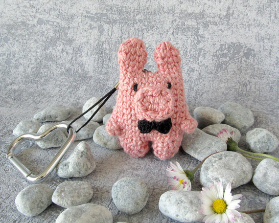 KeyringPiggywithbowtie,smallToyPigletwithKeyringorHeartCarabiner,funnyMiniaturePig,handmadeplushtoy,foranimallovers