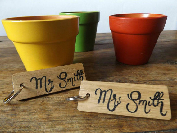 personalisedgiftsetforbrideandgroomoakwoodweddingkeychains