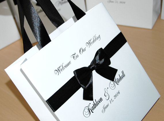 personalizedpaperbagswhiteandblackwelcometoourweddinggiftbags
