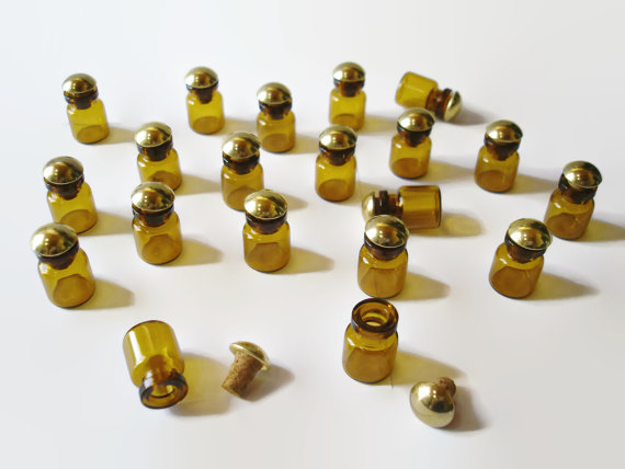 x20Minibrownglassvials,Stoppersingoldwithcorkincluded,Perfectforessentialoils,perfume,essences,andfor1000&#39;sofuses