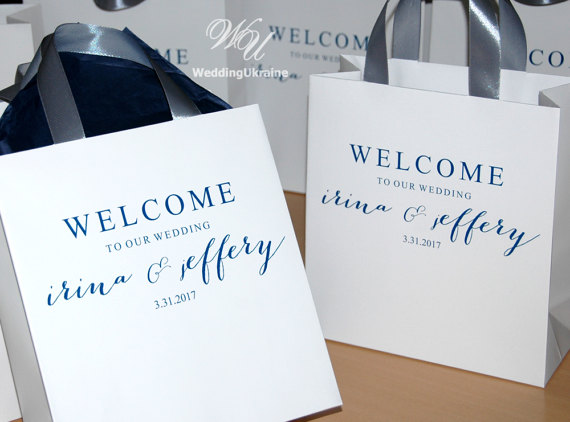 &navybluenamespersonalizedpapergiftbagsforweddingguests-giftsand