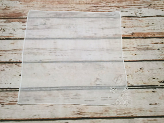 HandkerchiefEmbroideredwithLaceCorner.VintageCottonLadiesHankie.VintageHankies.WeddingHankie.