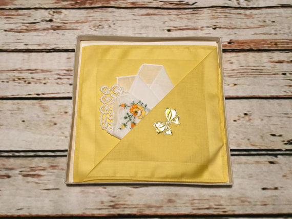 HandkerchiefEmbroideredwithFlowers.VintageCottonLadiesHankie.WhiteCottonHandkerchiefEmbroidered.VintageHankie.