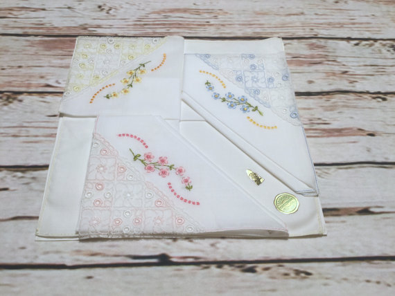 ThreeHandkerchiefsEmbroideredwithFlowers.VintageCottonLadiesHankie.WhiteFloralHandkerchiefEmbroidered.VintageHankie.