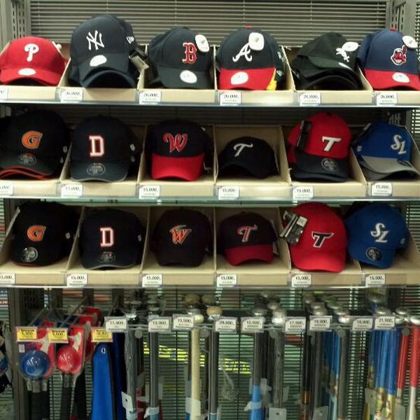 Photo taken at 홈플러스 / Home Plus by jungwoo p. on 2/28/2012