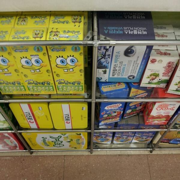 Photo taken at 홈플러스 / Home Plus by Inseong H. on 12/8/2012