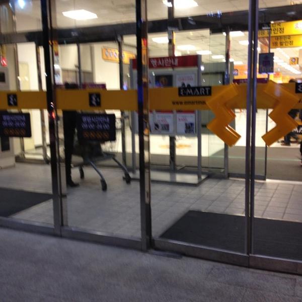 Photo taken at 이마트 (e-mart) by narm on 11/18/2012-京畿道高阳市东阳区79易买得超市 Photo taken at 이마트 (e-mart) by narm on 11/18/2012