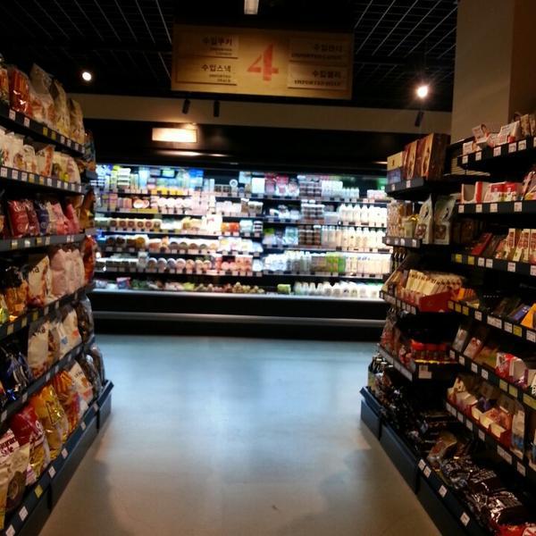 Photo taken at SSG Food Market by muzerrr a. on 8/8/2014-釜山海云台区海云台海边路1408 SSG食品超市 Photo taken at SSG Food Market by muzerrr a. on 8/8/2014