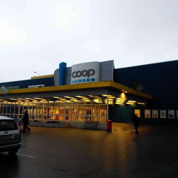 Photo taken at Coop Forum by Mr B. on 11/16/2012-瑞典西约塔兰省布罗斯Enedals街10号 Photo taken at Coop Forum by Mr B. on 11/16/2012