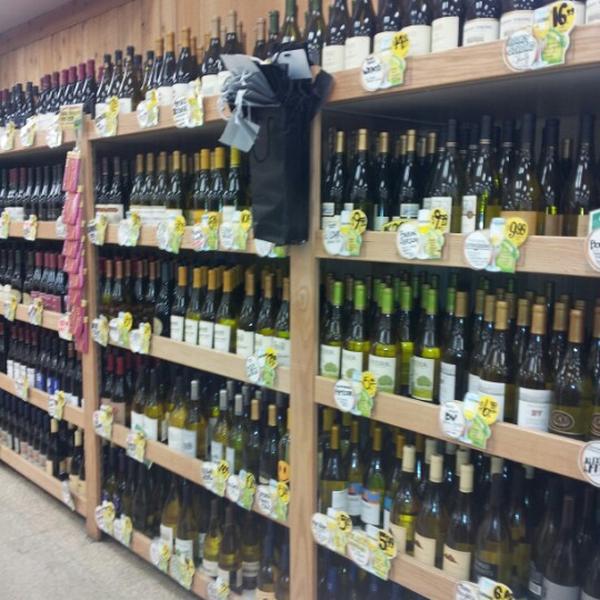 Photo taken at Trader Joe's by Dmytro on 10/8/2012-加利福尼亚州94087 森尼韦尔 西埃尔卡米诺雷亚尔(在马蒂尔达大道)316号 Photo taken at Trader Joe's by Dmytro on 10/8/2012