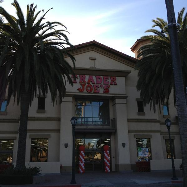 Photo taken at Trader Joe's by Russ B. on 1/20/2013-加利福尼亚州94087 森尼韦尔 西埃尔卡米诺雷亚尔(在马蒂尔达大道)316号 Photo taken at Trader Joe's by Russ B. on 1/20/2013