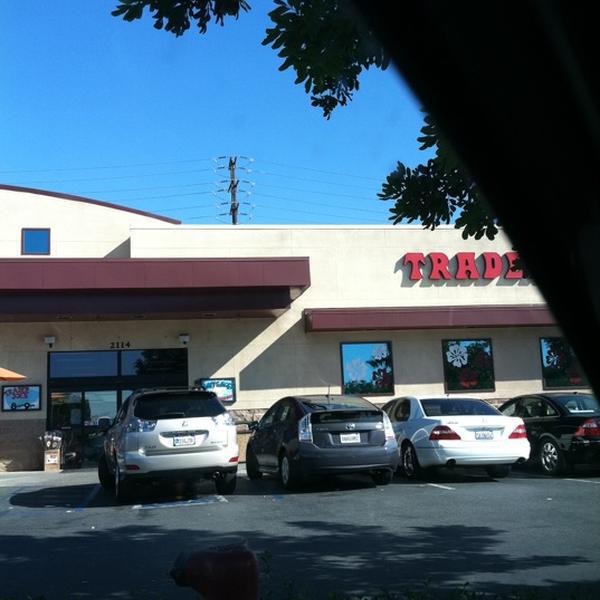 Photo taken at Trader Joe's by Cindy K. on 11/8/2013-加利福尼亚州橙色商场塔斯汀北街2114号 Photo taken at Trader Joe's by Cindy K. on 11/8/2013