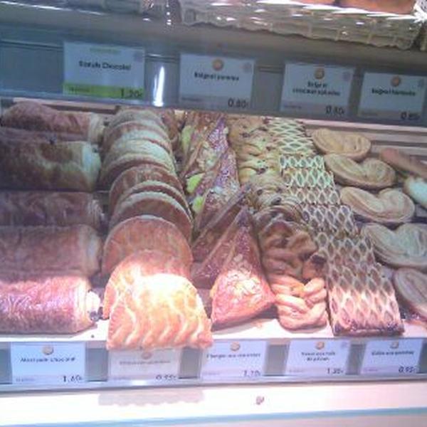 Photo taken at Monoprix by Yayeru on 3/13/2012-法国巴黎马勒塞尔布大道43号 Photo taken at Monoprix by Yayeru on 3/13/2012