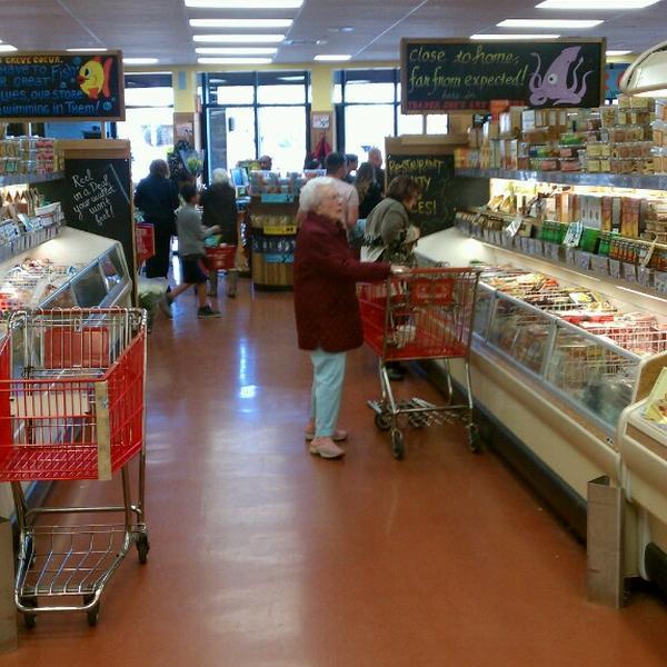 Photo taken at Trader Joe's by Ed R. on 4/13/2013-密苏里州克雷夫科尔橄榄树大道11505号 Photo taken at Trader Joe's by Ed R. on 4/13/2013