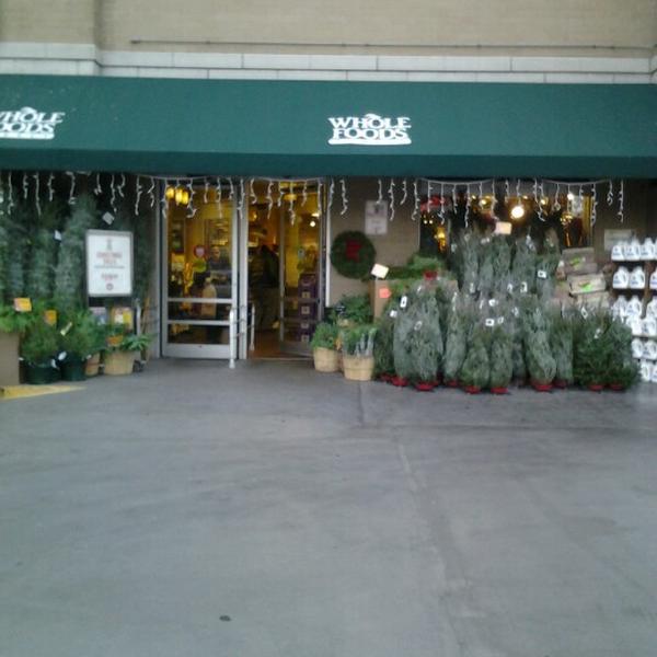 Photo taken at Whole Foods Market by Snappette D. on 11/30/2012-伊利诺 芝加哥阿什兰大道3300(西学院街) Photo taken at Whole Foods Market by Snappette D. on 11/30/2012