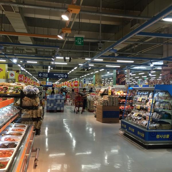 Photo taken at 홈플러스 (Home plus) by Sun H. on 8/17/2014-首尔东大门区千户大路133号 (龙头洞,Homeplus东大门店) Photo taken at 홈플러스 (Home plus) by Sun H. on 8/17/2014