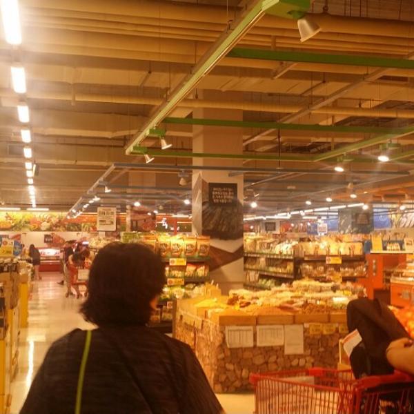 Photo taken at 홈플러스 (Home plus) by Anna C. on 8/9/2014-首尔东大门区千户大路133号 (龙头洞,Homeplus东大门店) Photo taken at 홈플러스 (Home plus) by Anna C. on 8/9/2014