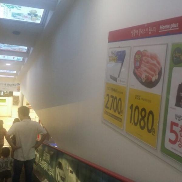 Photo taken at 홈플러스 (Home plus) by Anna C. on 8/16/2014-首尔东大门区千户大路133号 (龙头洞,Homeplus东大门店) Photo taken at 홈플러스 (Home plus) by Anna C. on 8/16/2014