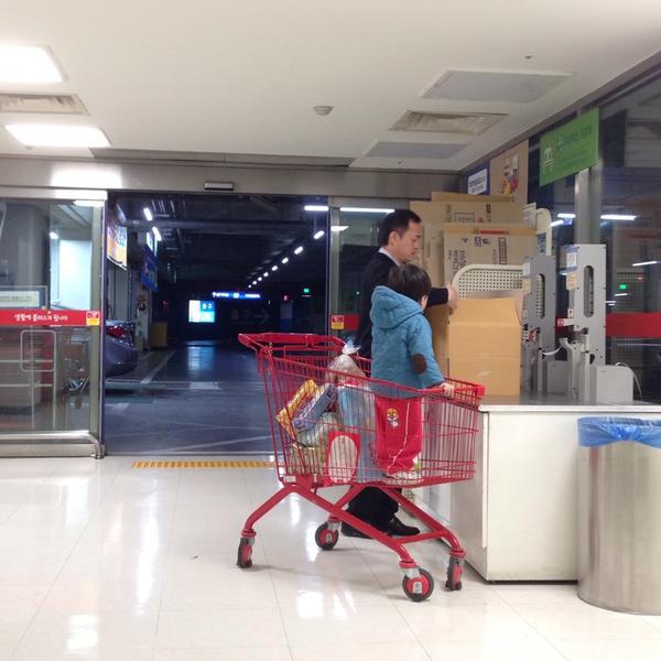 Photo taken at 홈플러스 (Home plus) by cherry lyn c. on 3/29/2014-首尔东大门区千户大路133号 (龙头洞,Homeplus东大门店) Photo taken at 홈플러스 (Home plus) by cherry lyn c. on 3/29/2014