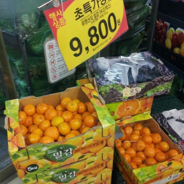 Photo taken at 홈플러스 익스프레스 (Home Plus Express) by Yongseok G. on 11/25/2012-首尔江南区狎鸥亭46街5-2号 Photo taken at 홈플러스 익스프레스 (Home Plus Express) by Yongseok G. on 11/25/2012