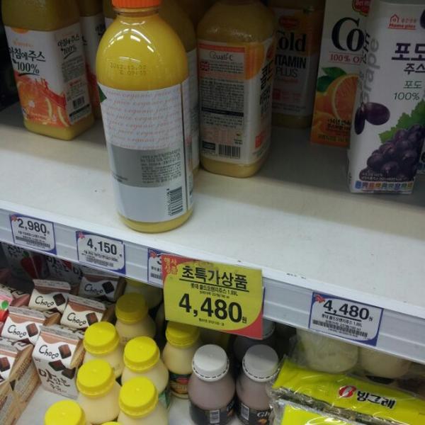 Photo taken at 홈플러스 익스프레스 (Home Plus Express) by Yongseok G. on 11/27/2012-首尔江南区狎鸥亭46街5-2号 Photo taken at 홈플러스 익스프레스 (Home Plus Express) by Yongseok G. on 11/27/2012