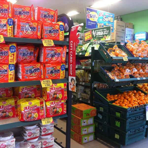 Photo taken at 홈플러스 익스프레스 (Home Plus Express) by Vicky K. on 1/19/2013-首尔江南区狎鸥亭46街5-2号 Photo taken at 홈플러스 익스프레스 (Home Plus Express) by Vicky K. on 1/19/2013