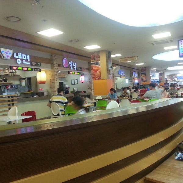 Photo taken at 홈플러스 (Home Plus) by Monoceros K. on 8/25/2013-庆尚南道昌原市斗大洞415 Photo taken at 홈플러스 (Home Plus) by Monoceros K. on 8/25/2013