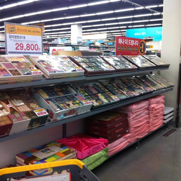 Photo taken at 이마트 E-MART by Hee Jung C. on 1/24/2013